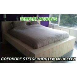 Stoer bed van steigerplanken / Steigerhouten bed.