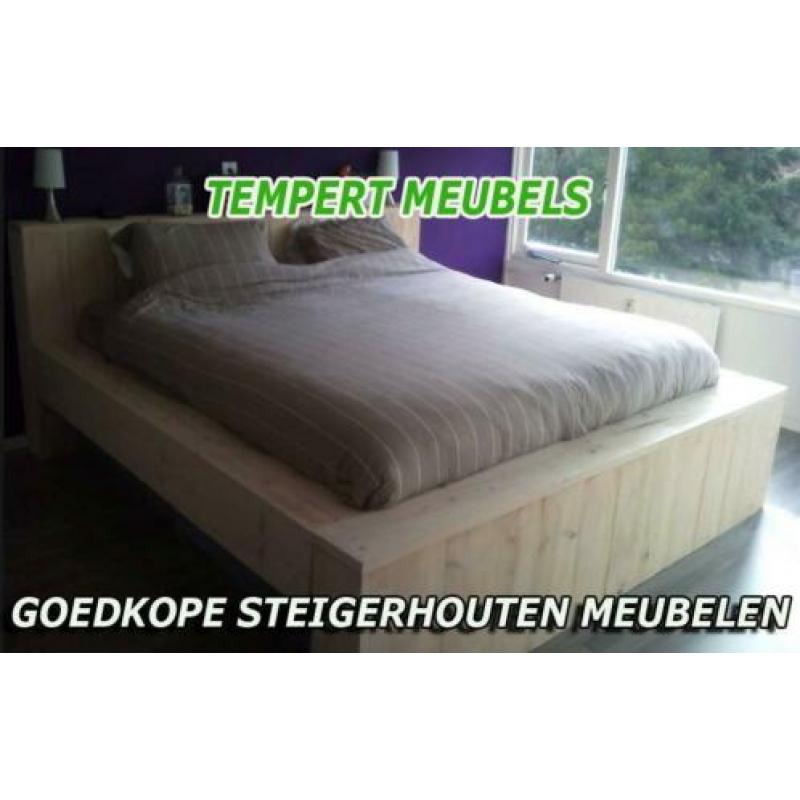 Stoer bed van steigerplanken / Steigerhouten bed.