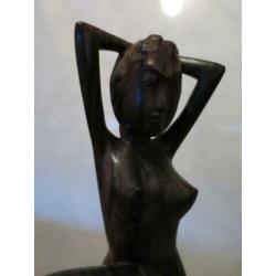 mooi vrouwen beeldje uit coromandel hout gesneden 18/9 cm