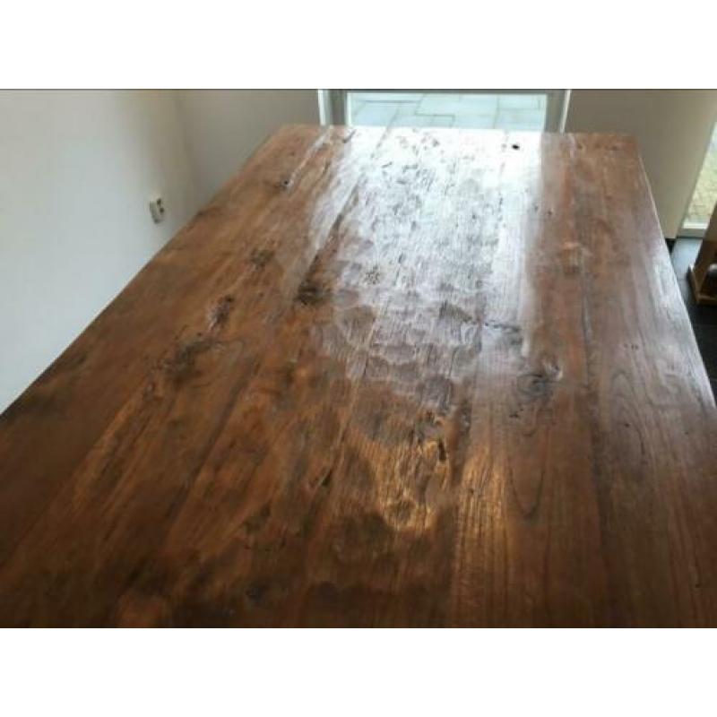 Eettafel Koloniale 2,25 m1 lang met 6 gratis stoelen.