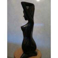 mooi vrouwen beeldje uit coromandel hout gesneden 18/9 cm