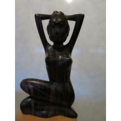 mooi vrouwen beeldje uit coromandel hout gesneden 18/9 cm