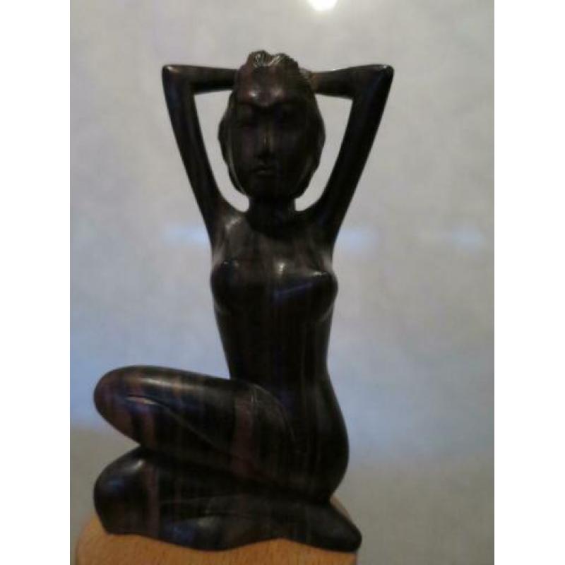 mooi vrouwen beeldje uit coromandel hout gesneden 18/9 cm