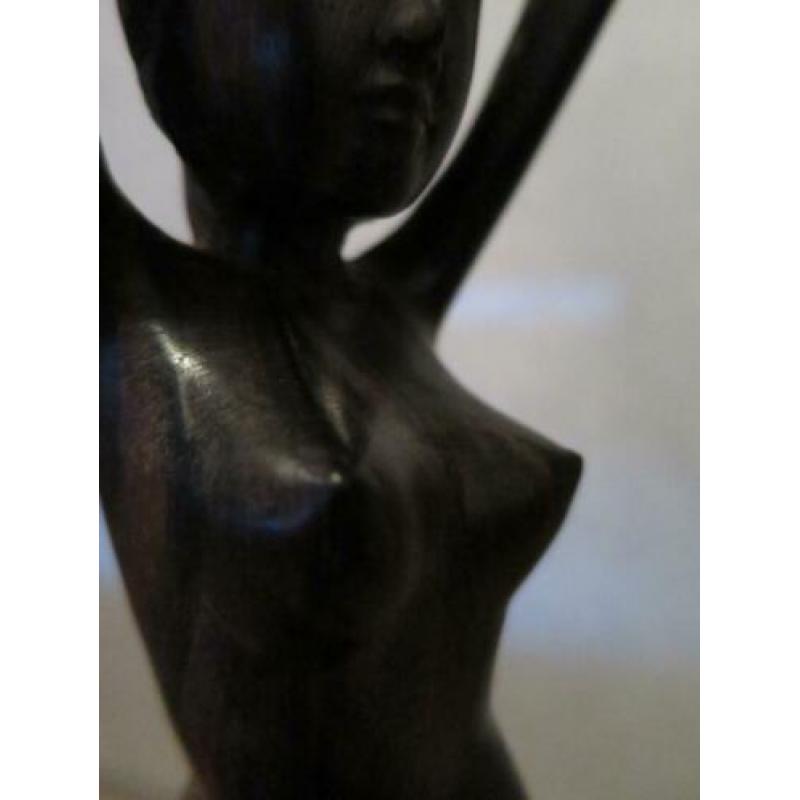 mooi vrouwen beeldje uit coromandel hout gesneden 18/9 cm