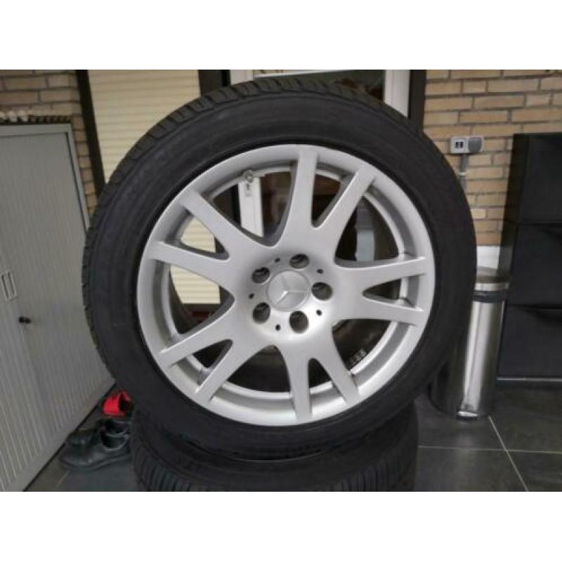 Orginele Mercedes breedset velgen met nieuwe winterbanden