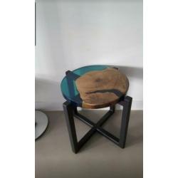 Groen EPOXY design bijzettafel EPOXY met walnoot eiken