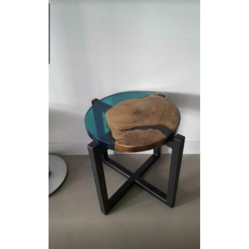 Groen EPOXY design bijzettafel EPOXY met walnoot eiken
