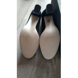 284.. nieuwe zwarte pumps maat 41