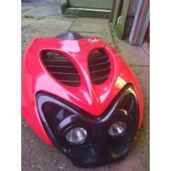 Rode Yamaha Aerox voorkap met TNT voorlamp en zwarte gril