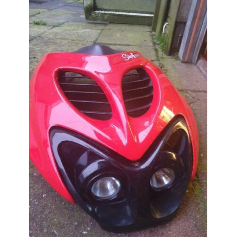 Rode Yamaha Aerox voorkap met TNT voorlamp en zwarte gril