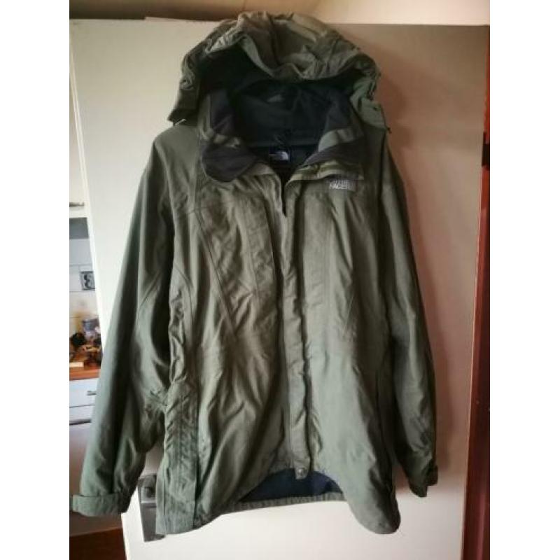 Aangeboden outdoor/regenjas van the North Face