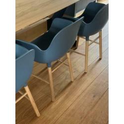 Normann Copenhagen Form Armchair blauw met eiken frame