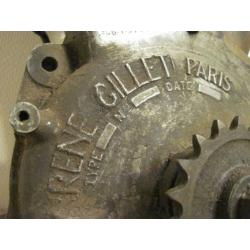 +/- 1924 Rene Gillet V-twin motorblok + diverse onderdelen.