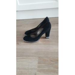 284.. nieuwe zwarte pumps maat 41