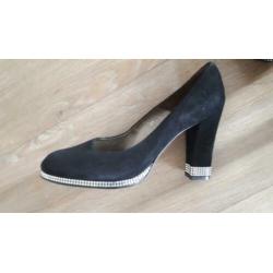 284.. nieuwe zwarte pumps maat 41