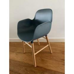 Normann Copenhagen Form Armchair blauw met eiken frame