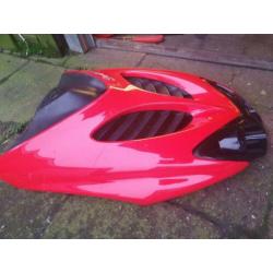 Rode Yamaha Aerox voorkap met TNT voorlamp en zwarte gril