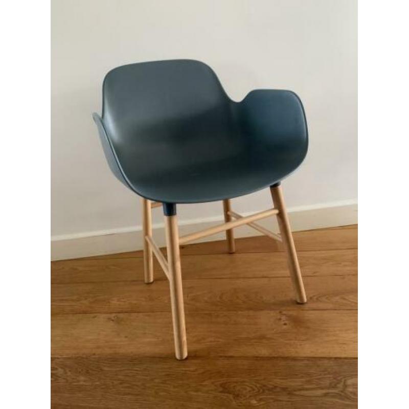 Normann Copenhagen Form Armchair blauw met eiken frame