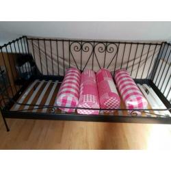 IKEA meiden bed . Inclusief matras lattenbodem sierkussens