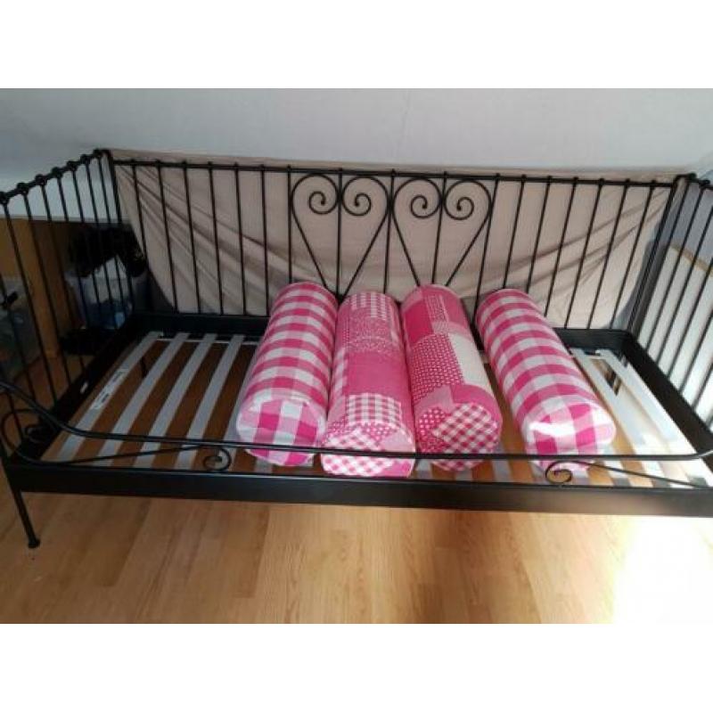 IKEA meiden bed . Inclusief matras lattenbodem sierkussens