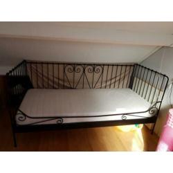 IKEA meiden bed . Inclusief matras lattenbodem sierkussens