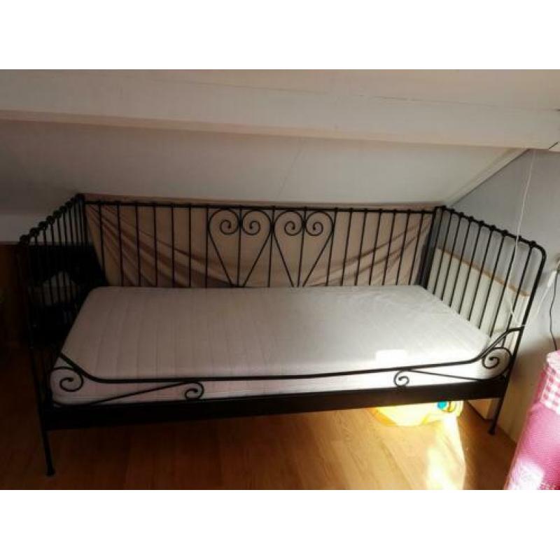 IKEA meiden bed . Inclusief matras lattenbodem sierkussens