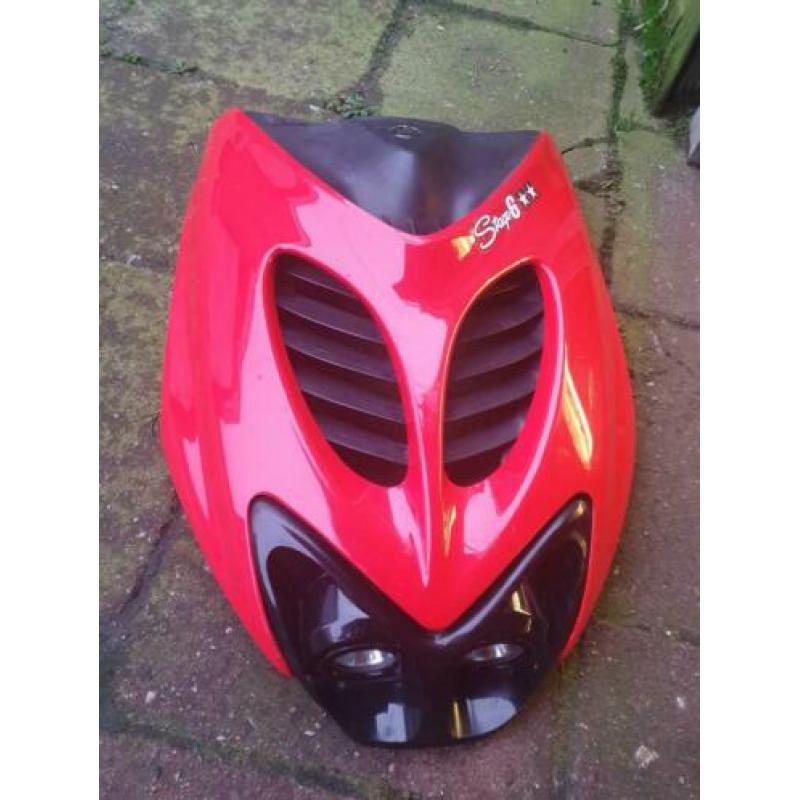 Rode Yamaha Aerox voorkap met TNT voorlamp en zwarte gril