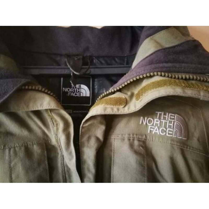 Aangeboden outdoor/regenjas van the North Face