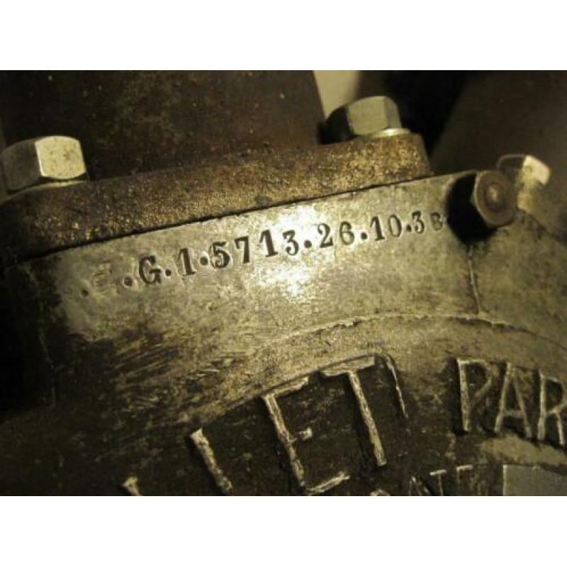 +/- 1924 Rene Gillet V-twin motorblok + diverse onderdelen.