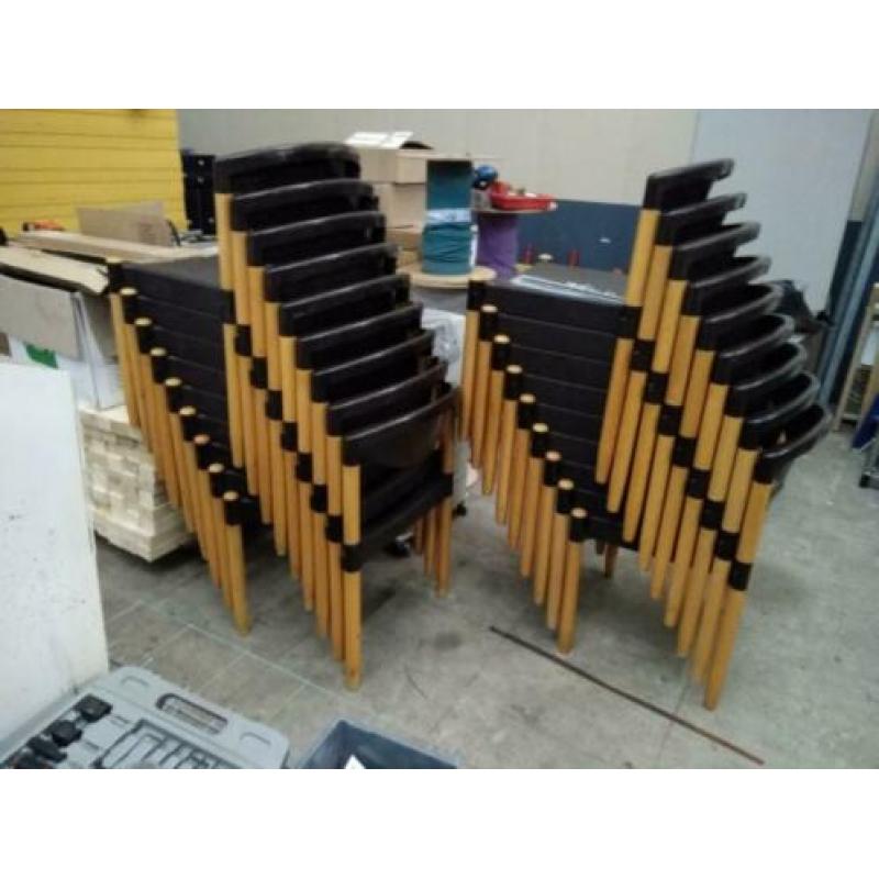 Stoelen. Kantinestoelen. Vergaderstoelen. Donkerbruin. 18 st