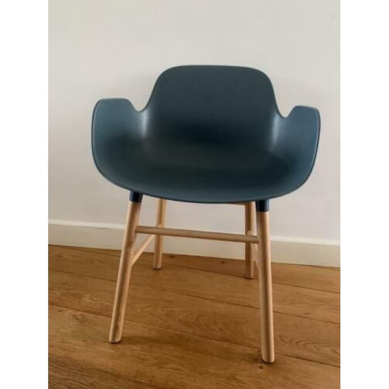 Normann Copenhagen Form Armchair blauw met eiken frame
