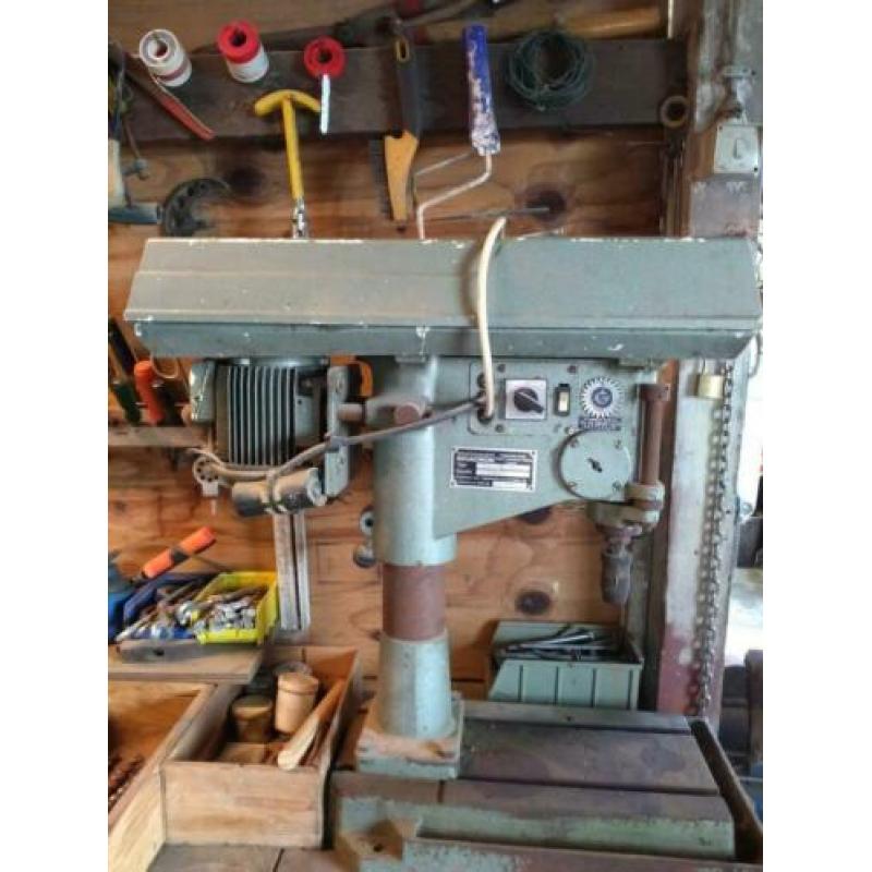 Kolomboormachine Cincinnati Milacron........t.e.a.b.