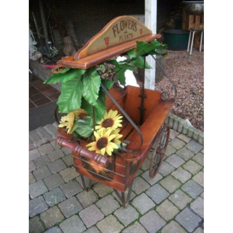 antieke bloemen en plantenkar met kunstof bloemen en planten
