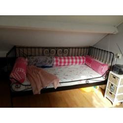 IKEA meiden bed . Inclusief matras lattenbodem sierkussens