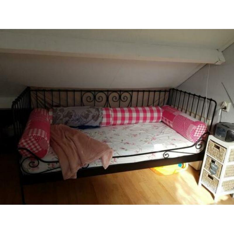 IKEA meiden bed . Inclusief matras lattenbodem sierkussens