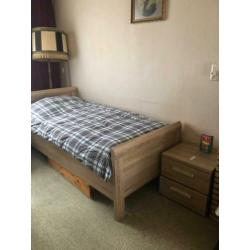 Senioren bed met nachtkastje