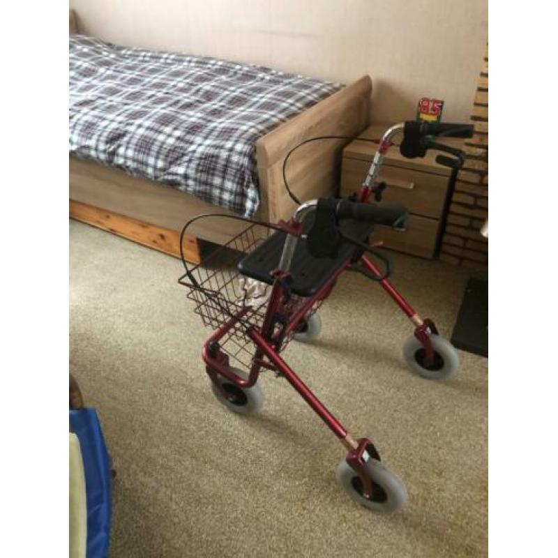 Senioren bed met nachtkastje