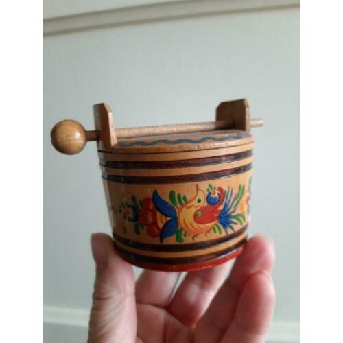 Oud spaarpotje Handbeschilderd. 6 cm Blikje kabouters