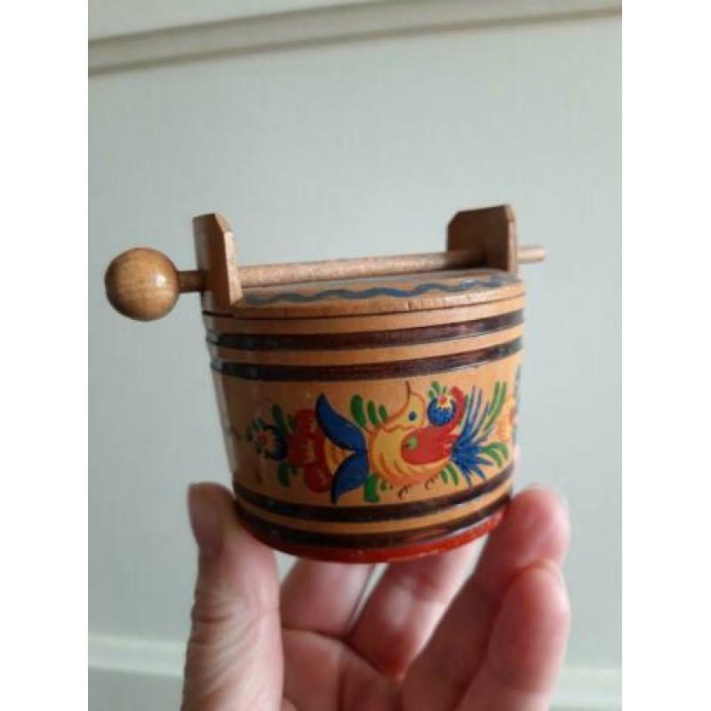 Oud spaarpotje Handbeschilderd. 6 cm Blikje kabouters