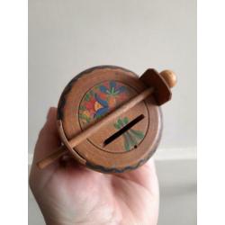 Oud spaarpotje Handbeschilderd. 6 cm Blikje kabouters
