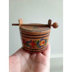 Oud spaarpotje Handbeschilderd. 6 cm Blikje kabouters
