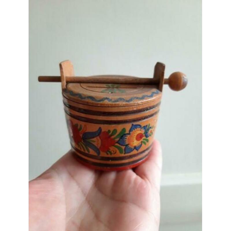 Oud spaarpotje Handbeschilderd. 6 cm Blikje kabouters