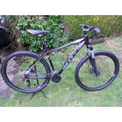 mooie cube acid 29er met XT/deore en manitou vork op lucht
