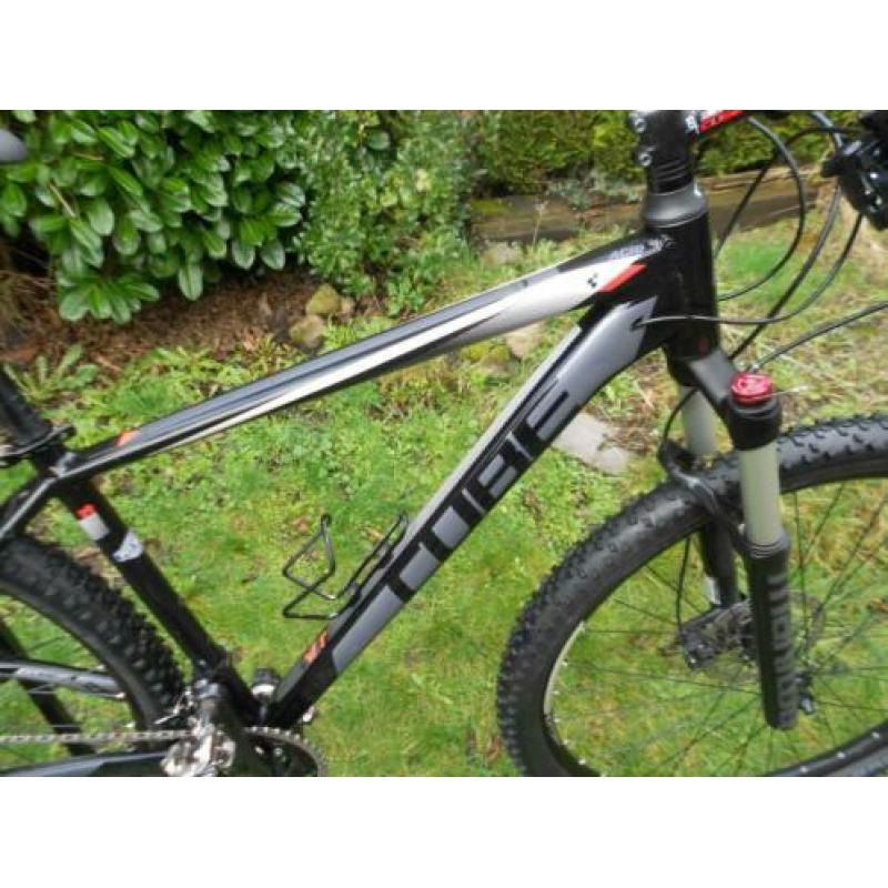 mooie cube acid 29er met XT/deore en manitou vork op lucht