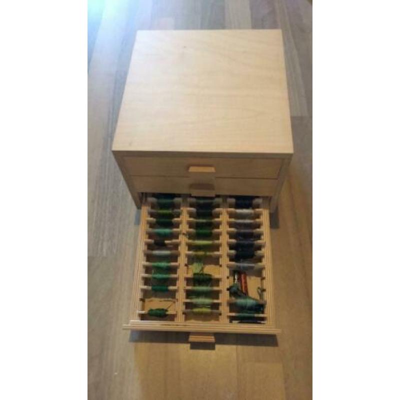 Houte kastje met borduurpatronen