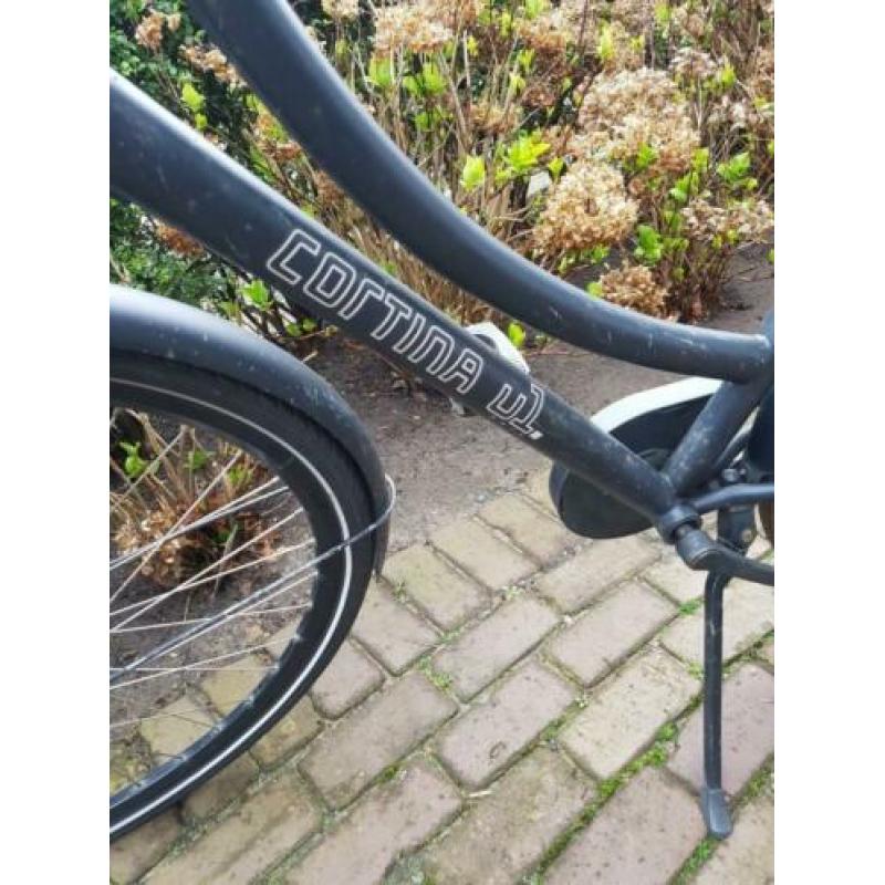 Zwarte Damesfiets Cortina U1 3 versnellingen en transportrek