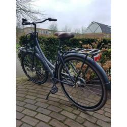 Zwarte Damesfiets Cortina U1 3 versnellingen en transportrek