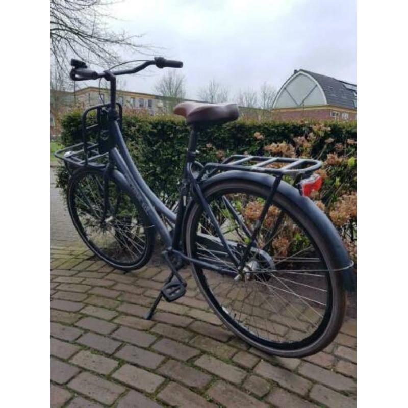 Zwarte Damesfiets Cortina U1 3 versnellingen en transportrek