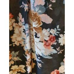 Zwart met bloemen tuniek Only maat 40 doorschijnende stof
