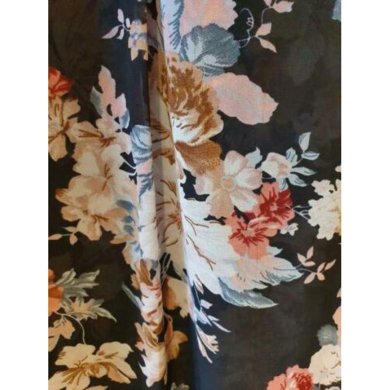 Zwart met bloemen tuniek Only maat 40 doorschijnende stof